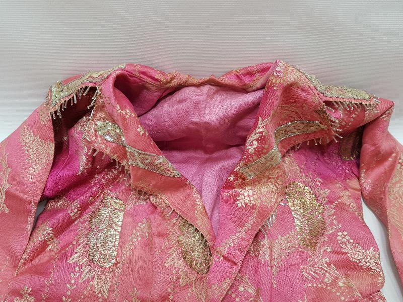 OSMANLI DÖNEMİ ALTIN SIRMA İŞLEMELİ İPEK ELMASİYE KADIN ELBİSESİ