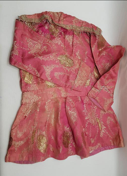 OSMANLI DÖNEMİ ALTIN SIRMA İŞLEMELİ İPEK ELMASİYE KADIN ELBİSESİ