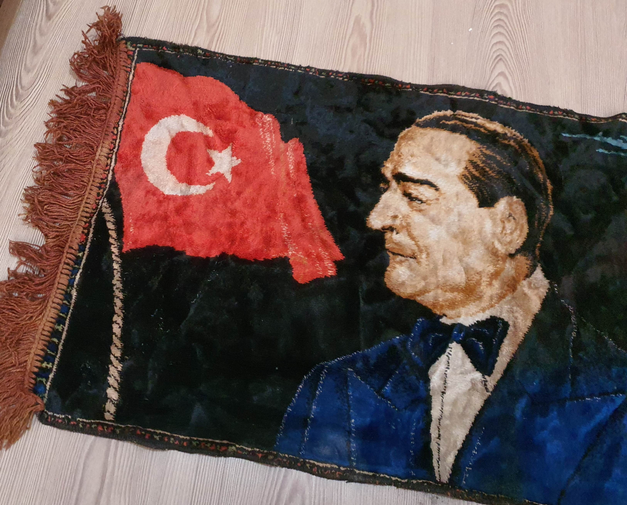 ÜZERİ ADNAN MENDERES GÖRSELLİ DUVAR HALISI