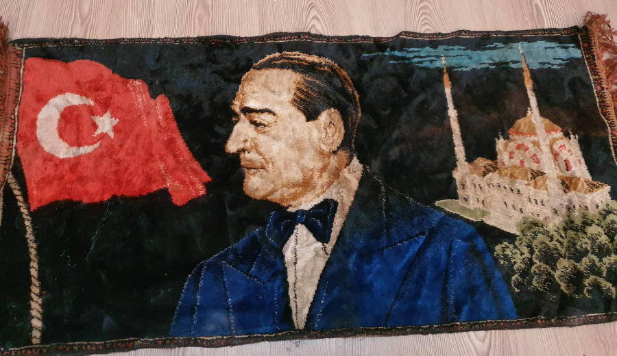 ÜZERİ ADNAN MENDERES GÖRSELLİ DUVAR HALISI