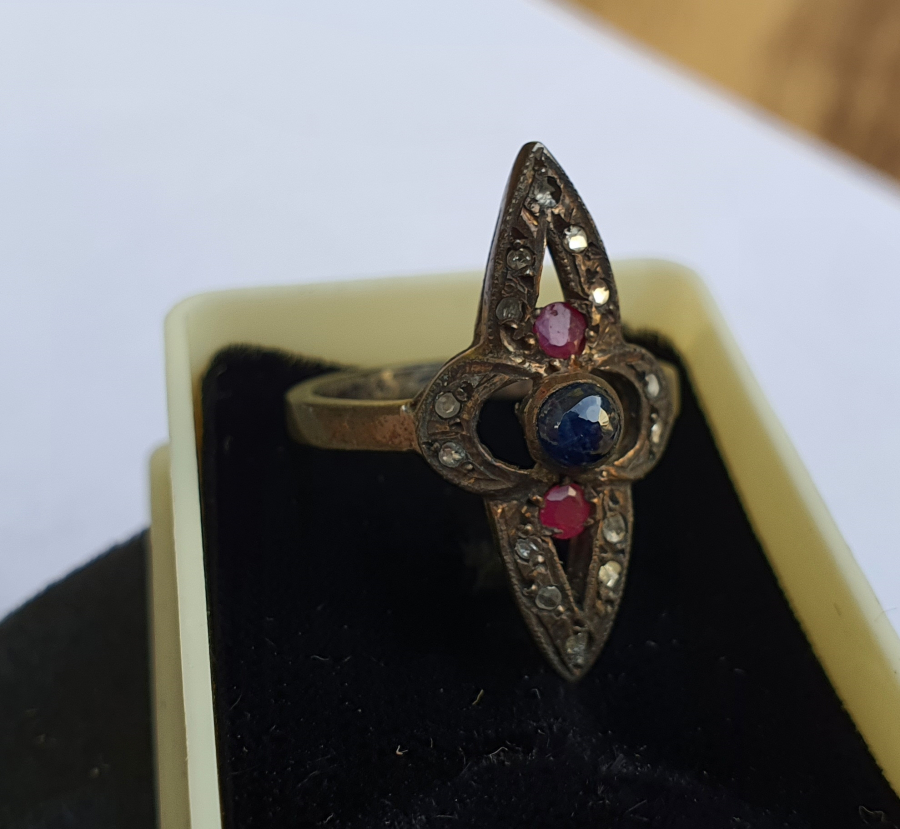 ÜZERİNDE ELMAS VE YAKUT TAŞLAR BULUNAN ANTİKA MEKİK YÜZÜK