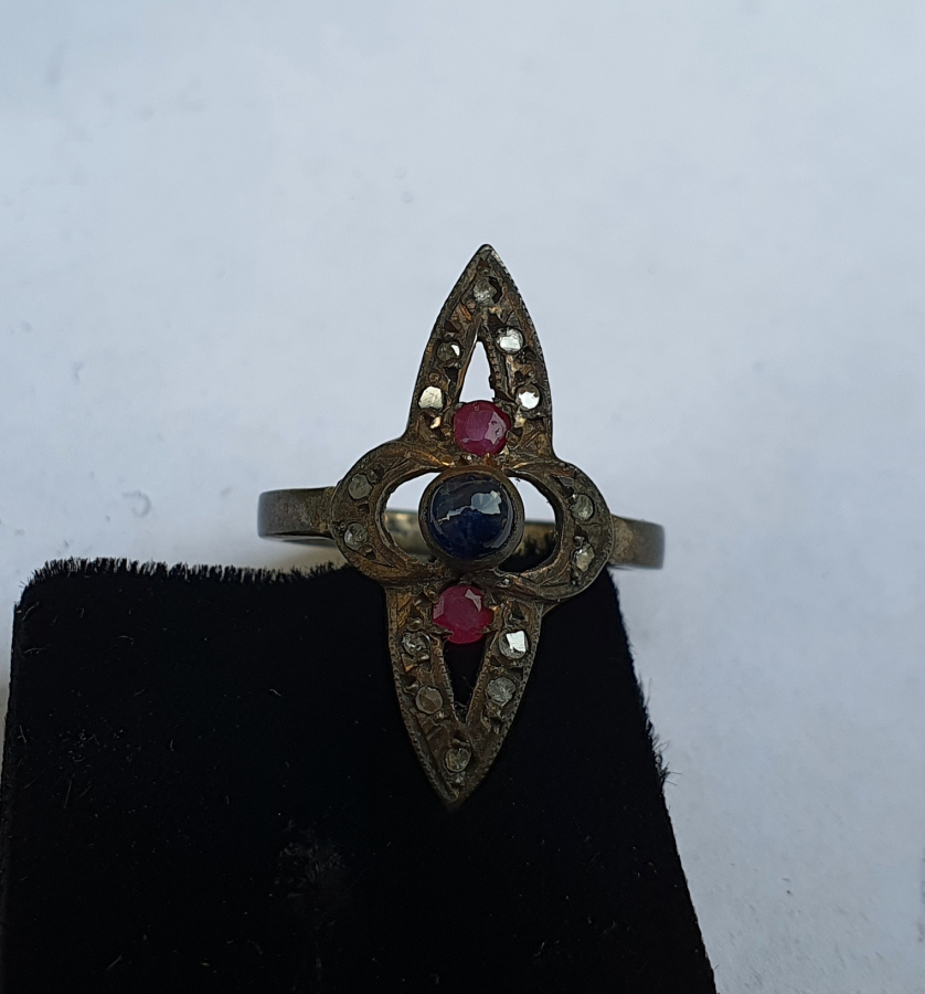 ÜZERİNDE ELMAS VE YAKUT TAŞLAR BULUNAN ANTİKA MEKİK YÜZÜK