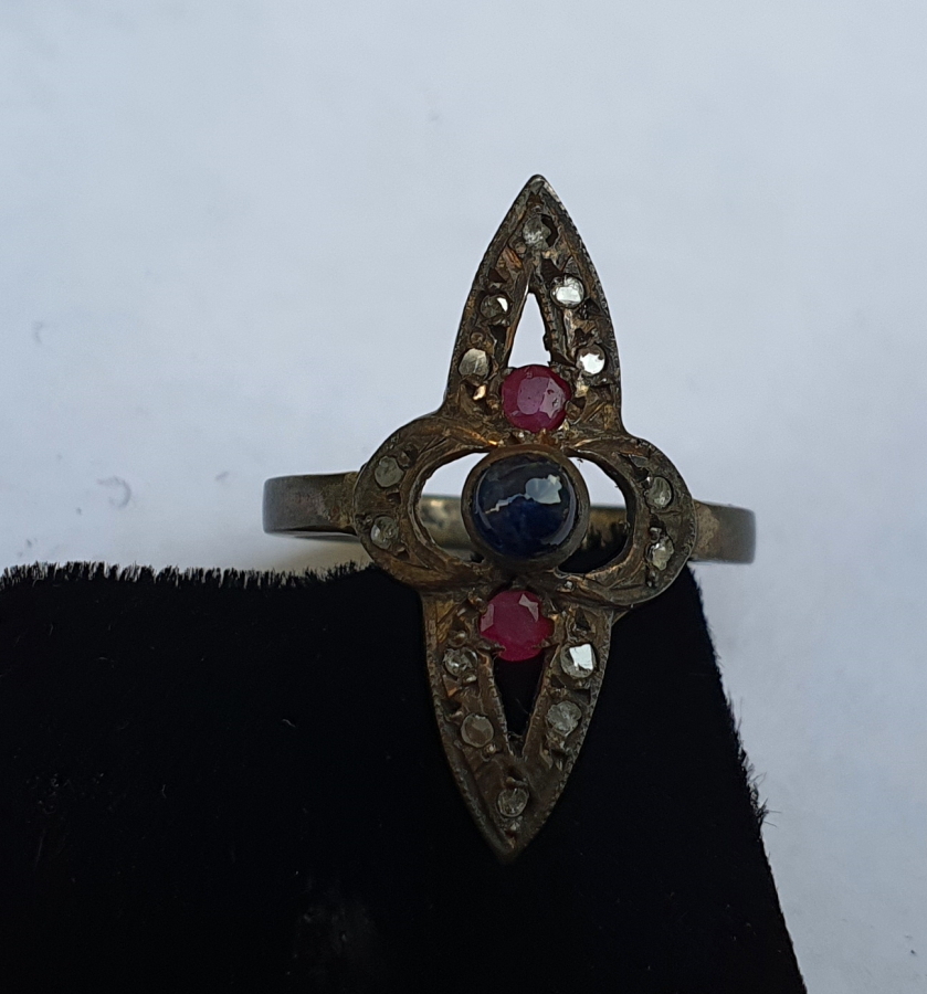 ÜZERİNDE ELMAS VE YAKUT TAŞLAR BULUNAN ANTİKA MEKİK YÜZÜK