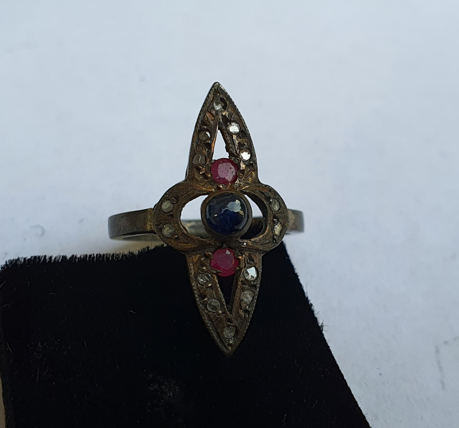 ÜZERİNDE ELMAS VE YAKUT TAŞLAR BULUNAN ANTİKA MEKİK YÜZÜK