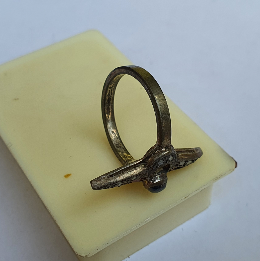 ÜZERİNDE ELMAS VE YAKUT TAŞLAR BULUNAN ANTİKA MEKİK YÜZÜK