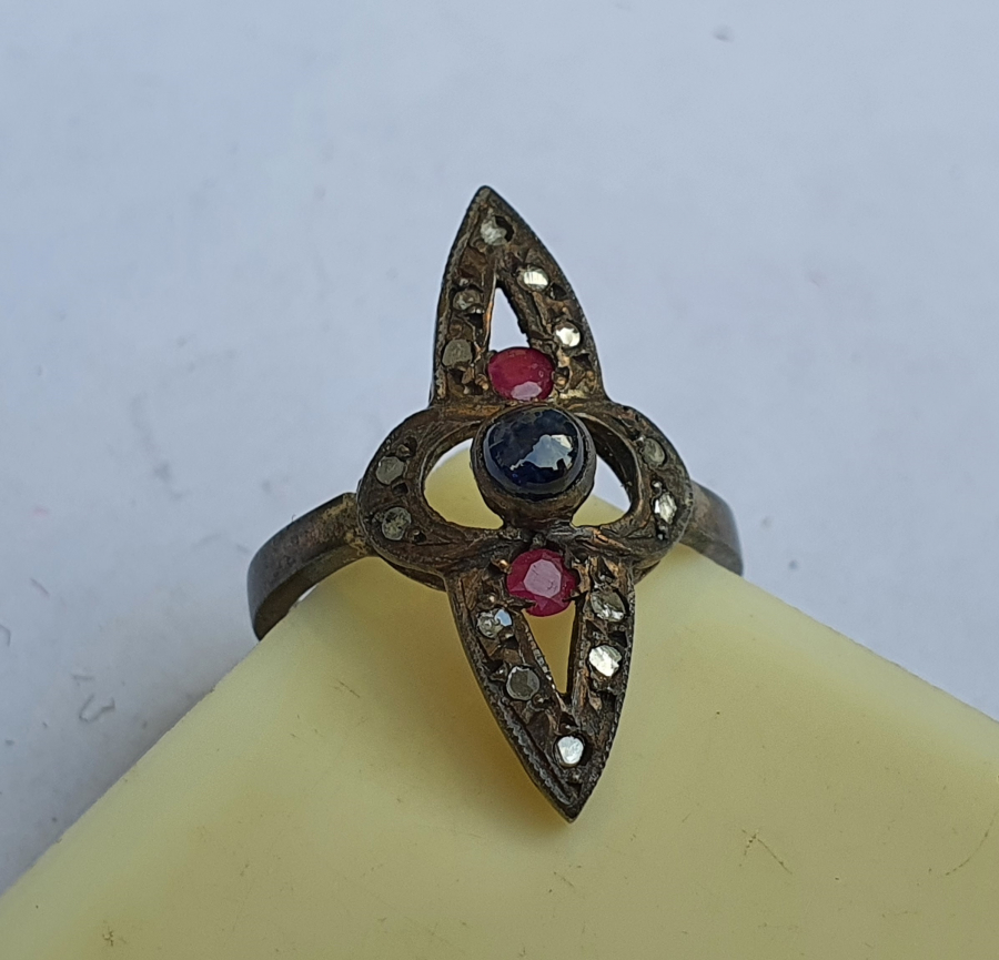 ÜZERİNDE ELMAS VE YAKUT TAŞLAR BULUNAN ANTİKA MEKİK YÜZÜK