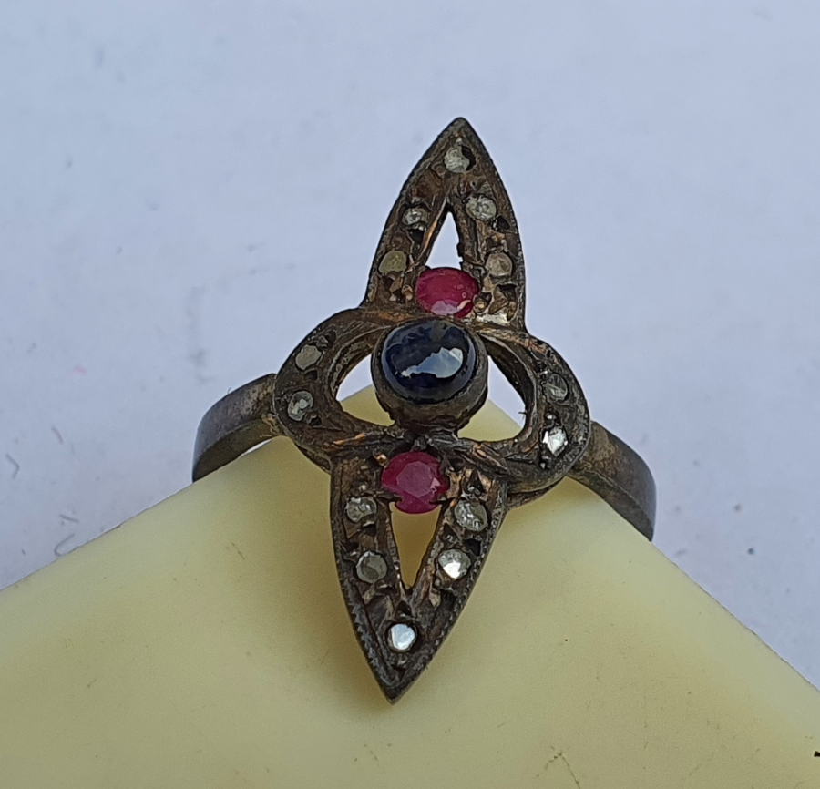 ÜZERİNDE ELMAS VE YAKUT TAŞLAR BULUNAN ANTİKA MEKİK YÜZÜK