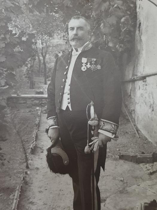 OSMANLI DÖNEMİ FRANSIZ BÜYÜKELÇİ FOTOĞRAFI VE SIRMALI KOLLUKLARI 
