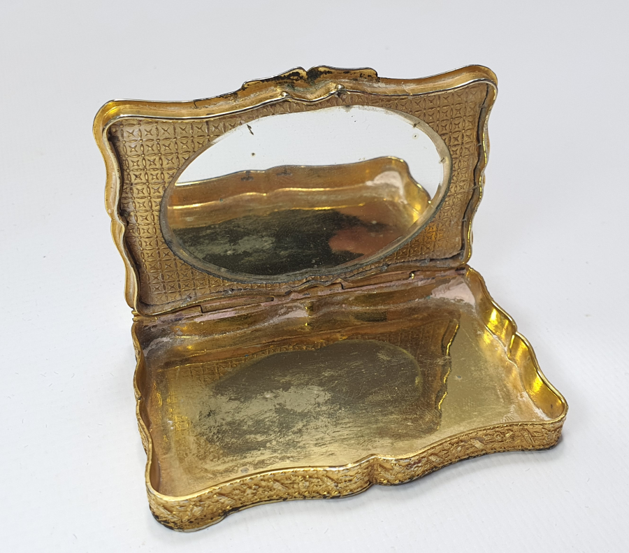 1900 BAŞLARI TESTERE İŞÇİLİKLİ GÜMÜŞ ÜZERİ ALTIN VERMEYLİ AYNALI PUDRİYER