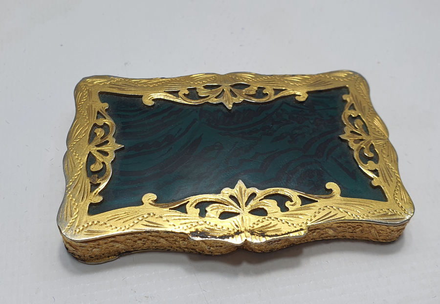 1900 BAŞLARI TESTERE İŞÇİLİKLİ GÜMÜŞ ÜZERİ ALTIN VERMEYLİ AYNALI PUDRİYER