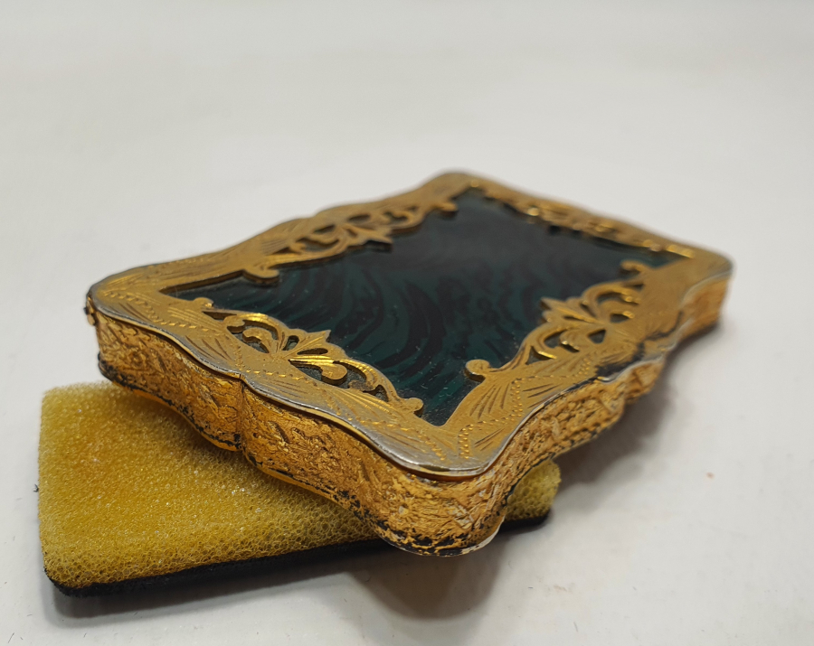 1900 BAŞLARI TESTERE İŞÇİLİKLİ GÜMÜŞ ÜZERİ ALTIN VERMEYLİ AYNALI PUDRİYER