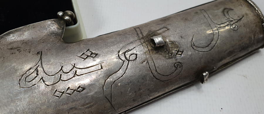 ARKASINDA SAHİBİNİN ADI YAZILI OSMANLI DÖNEMİ GÜMÜŞ ŞAŞKA KILICI SAPI