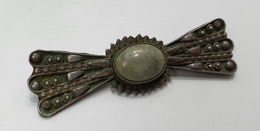 GÜVERSE İŞÇİLİKLİ FİYONK FORMUNDA ÖZEL YAPIM GÜMÜŞ BROŞ