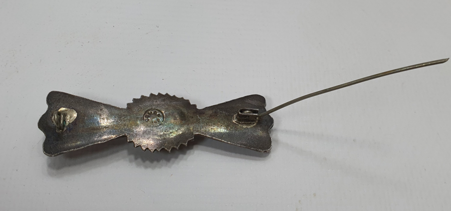 GÜVERSE İŞÇİLİKLİ FİYONK FORMUNDA ÖZEL YAPIM GÜMÜŞ BROŞ