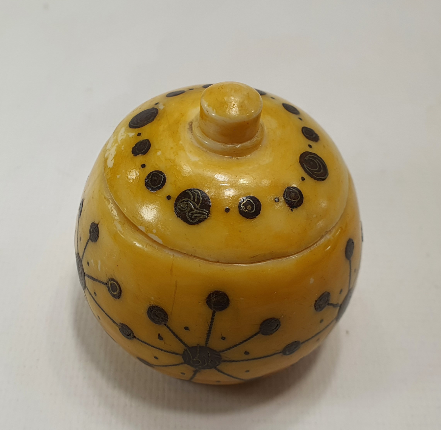 OSMANLI DÖNEMİ ÜZERİ GÜMÜŞ ÇAKMA İŞÇİLİKLİ VE OSMANLICA YAZILI KAPAKLI HOKKA