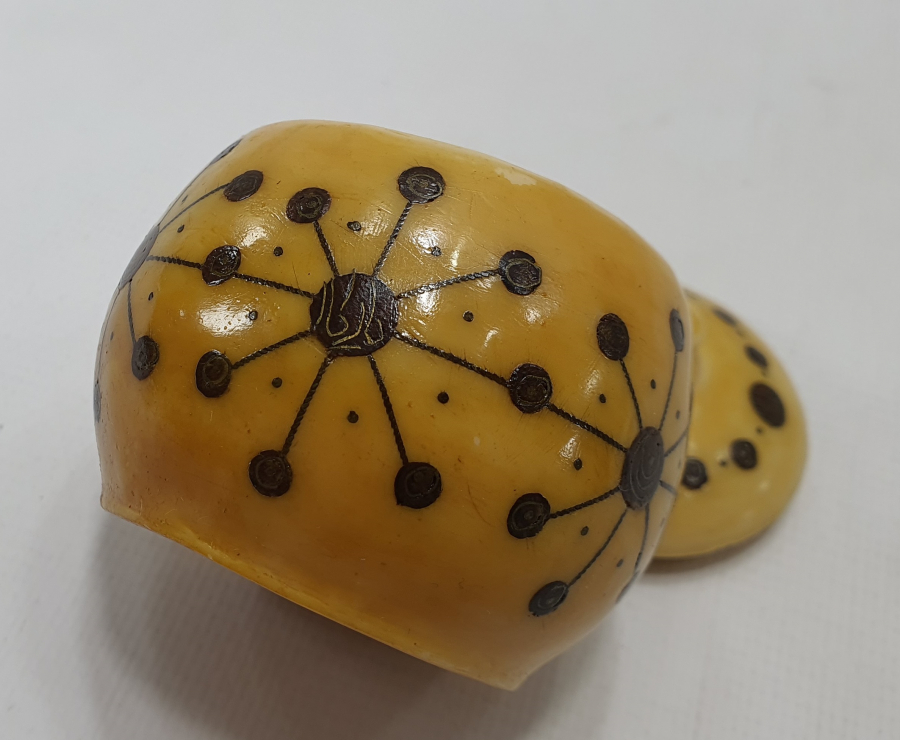 OSMANLI DÖNEMİ ÜZERİ GÜMÜŞ ÇAKMA İŞÇİLİKLİ VE OSMANLICA YAZILI KAPAKLI HOKKA