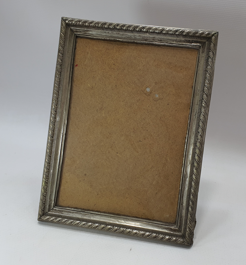 ÜZERİ KABARTMA İŞÇİLİKLİ GÜMÜŞ ÇERÇEVE