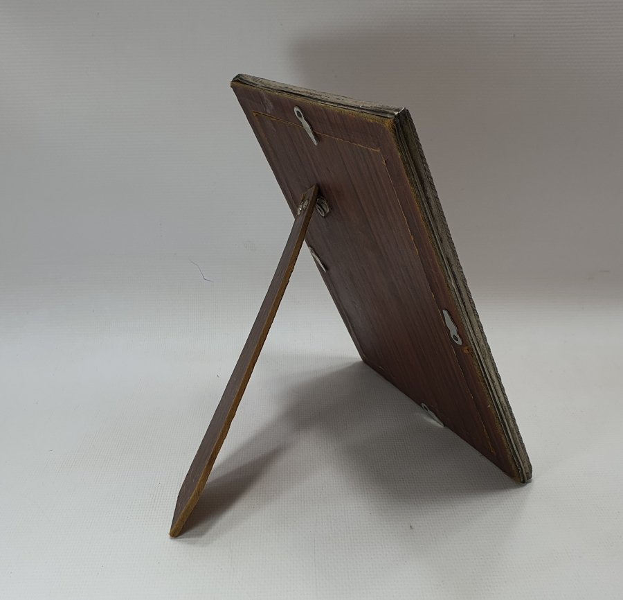 ÜZERİ KABARTMA İŞÇİLİKLİ GÜMÜŞ ÇERÇEVE