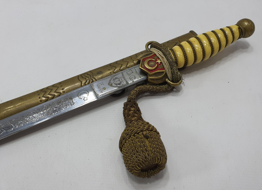 ORJİNAL PÜSKLÜYLE BAKALİT SAPLI ANTİKA DENİZCİ SUBAY MEÇİ