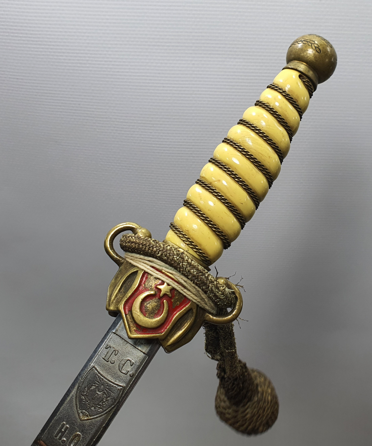 ORJİNAL PÜSKLÜYLE BAKALİT SAPLI ANTİKA DENİZCİ SUBAY MEÇİ