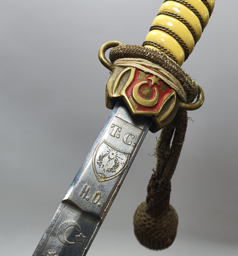 ORJİNAL PÜSKLÜYLE BAKALİT SAPLI ANTİKA DENİZCİ SUBAY MEÇİ