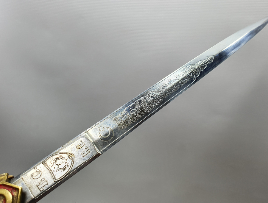 ORJİNAL PÜSKLÜYLE BAKALİT SAPLI ANTİKA DENİZCİ SUBAY MEÇİ