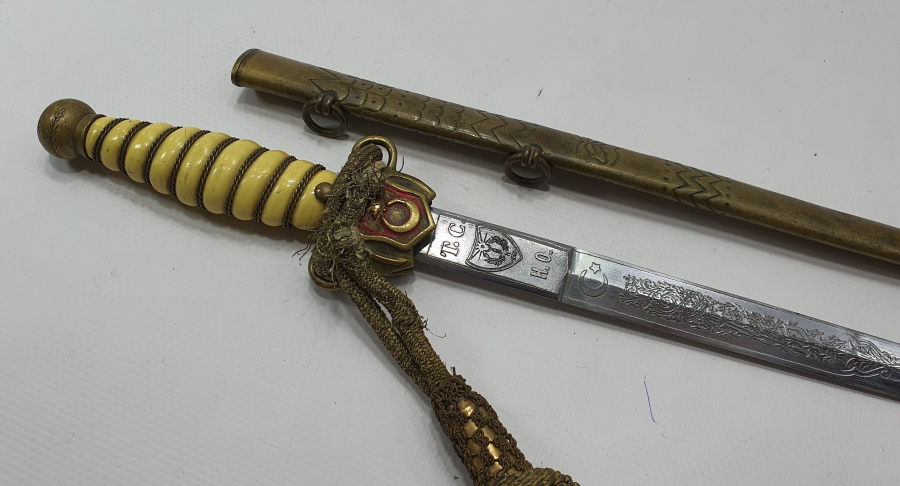 ORJİNAL PÜSKLÜYLE BAKALİT SAPLI ANTİKA DENİZCİ SUBAY MEÇİ