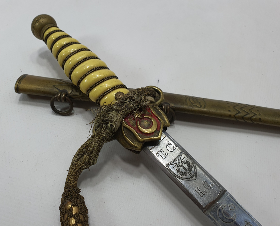 ORJİNAL PÜSKLÜYLE BAKALİT SAPLI ANTİKA DENİZCİ SUBAY MEÇİ