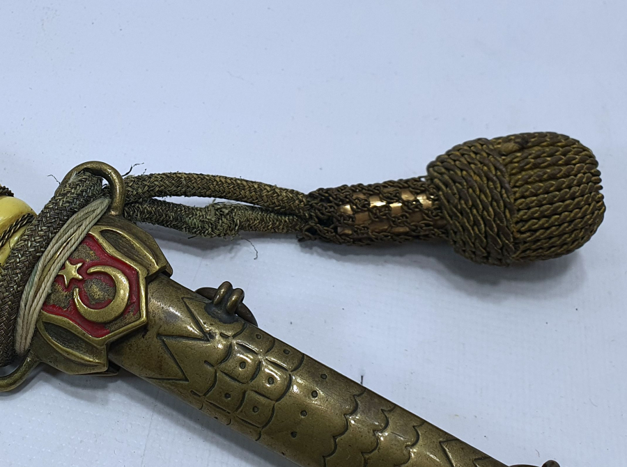 ORJİNAL PÜSKLÜYLE BAKALİT SAPLI ANTİKA DENİZCİ SUBAY MEÇİ