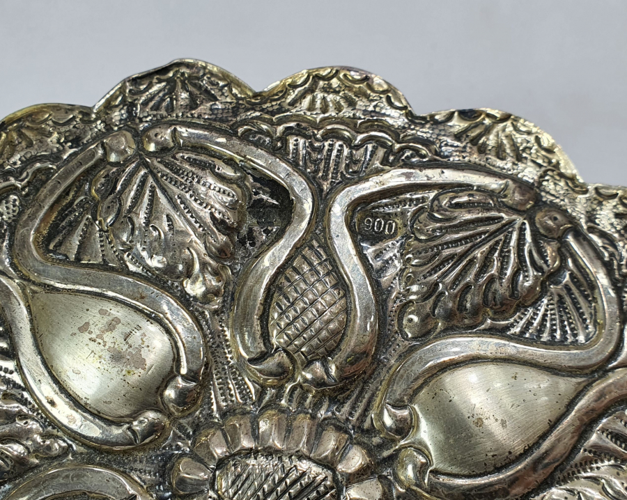 ÜZERİ KABARTMA İŞÇİLİKLİ GÜMÜŞ ANTİKA DUVAR AYNASI