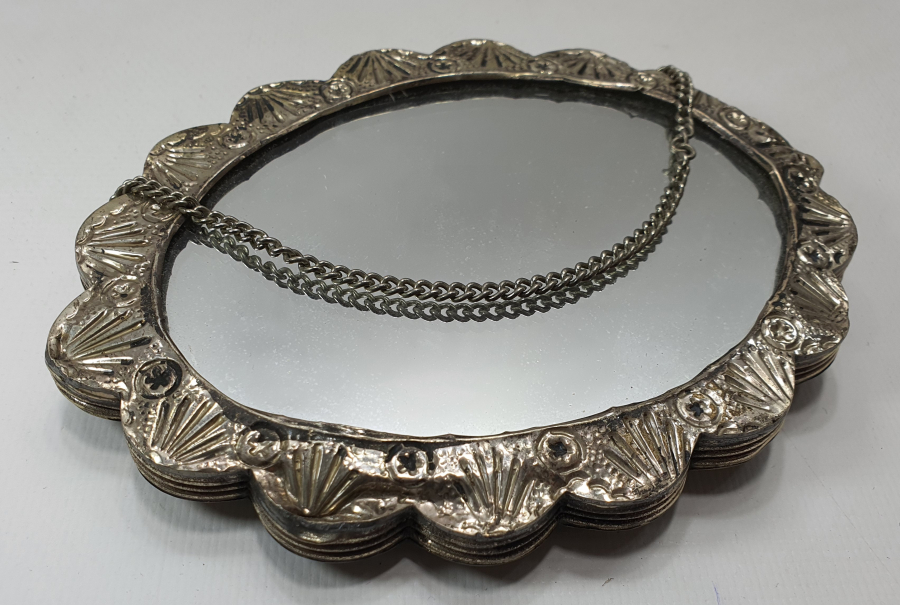 ÜZERİ KABARTMA İŞÇİLİKLİ GÜMÜŞ ANTİKA DUVAR AYNASI