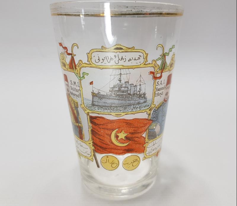 SULTAN MEHMED REŞAD & YUSUF İZZETTİN EFENDİ VE MEŞRUTİYET BAYRAKLI ŞERBET BARDAĞI