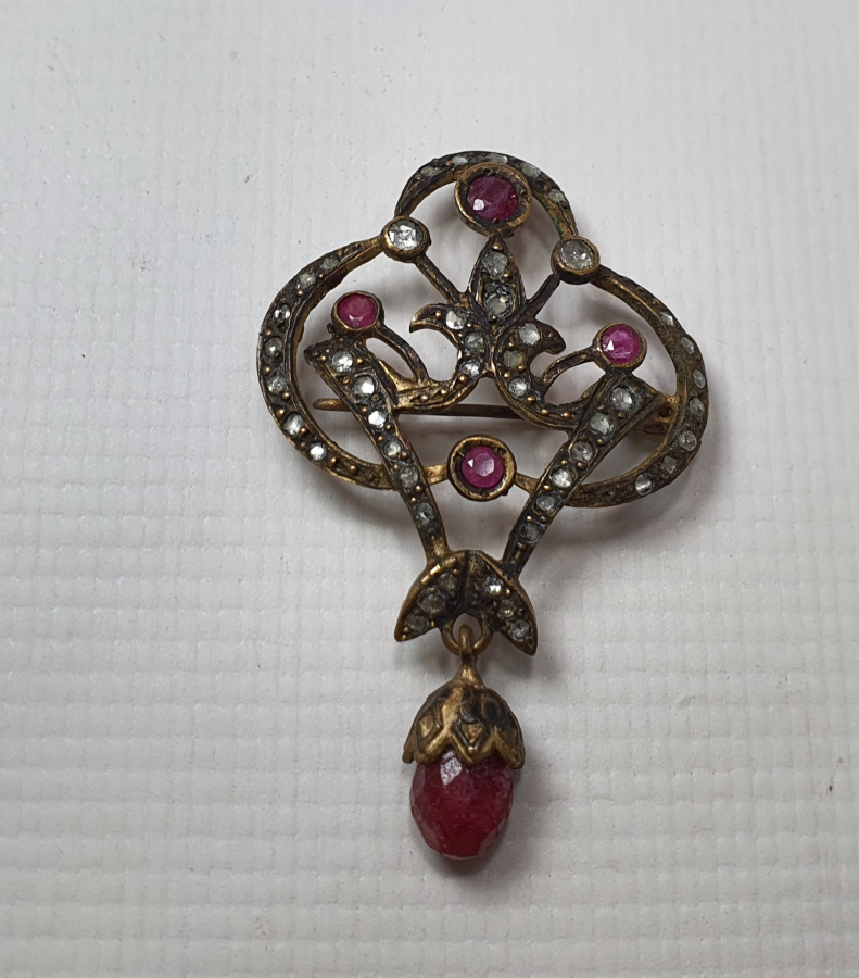 ÜZERİ ELMAS VE YAKUT TAŞLARLA SÜSLÜ BÜYÜK BOY ÖZEL YAPIM BROŞ