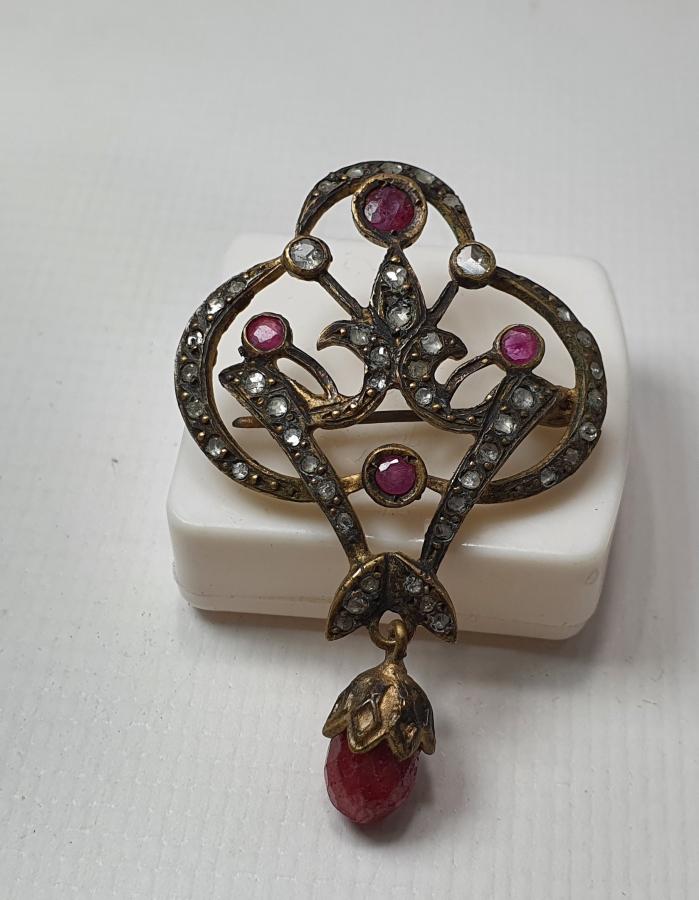 ÜZERİ ELMAS VE YAKUT TAŞLARLA SÜSLÜ BÜYÜK BOY ÖZEL YAPIM BROŞ