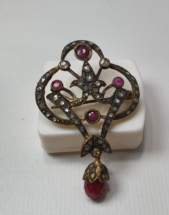 ÜZERİ ELMAS VE YAKUT TAŞLARLA SÜSLÜ BÜYÜK BOY ÖZEL YAPIM BROŞ