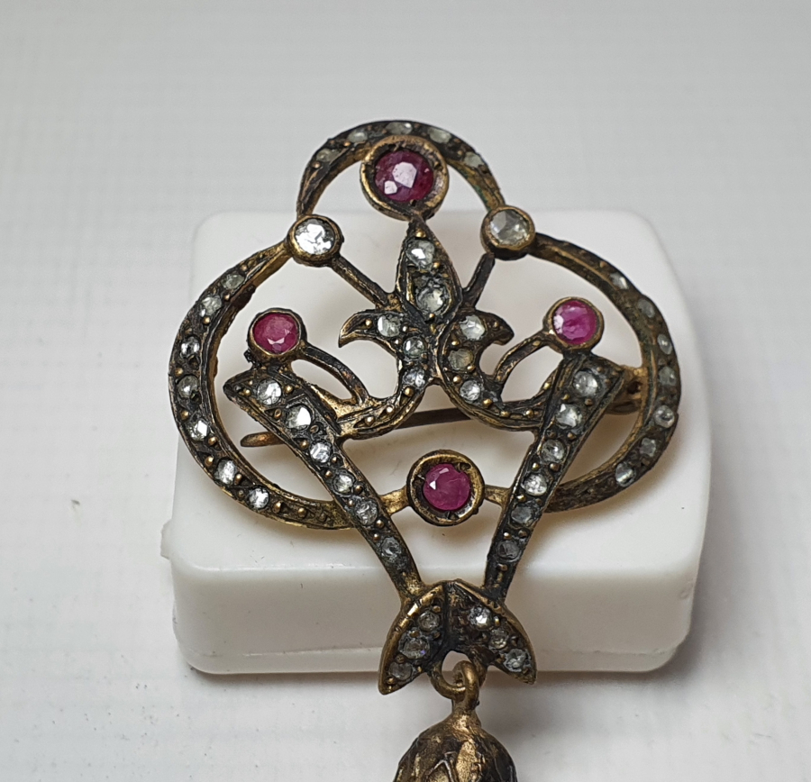 ÜZERİ ELMAS VE YAKUT TAŞLARLA SÜSLÜ BÜYÜK BOY ÖZEL YAPIM BROŞ