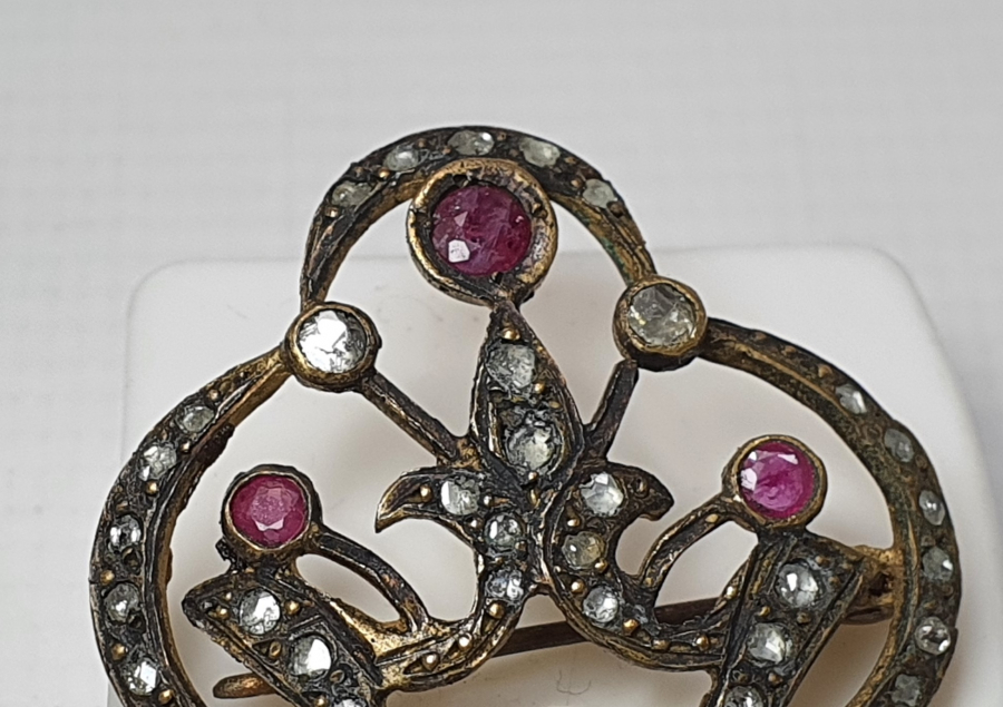 ÜZERİ ELMAS VE YAKUT TAŞLARLA SÜSLÜ BÜYÜK BOY ÖZEL YAPIM BROŞ