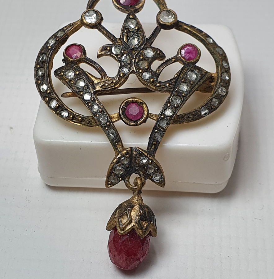 ÜZERİ ELMAS VE YAKUT TAŞLARLA SÜSLÜ BÜYÜK BOY ÖZEL YAPIM BROŞ