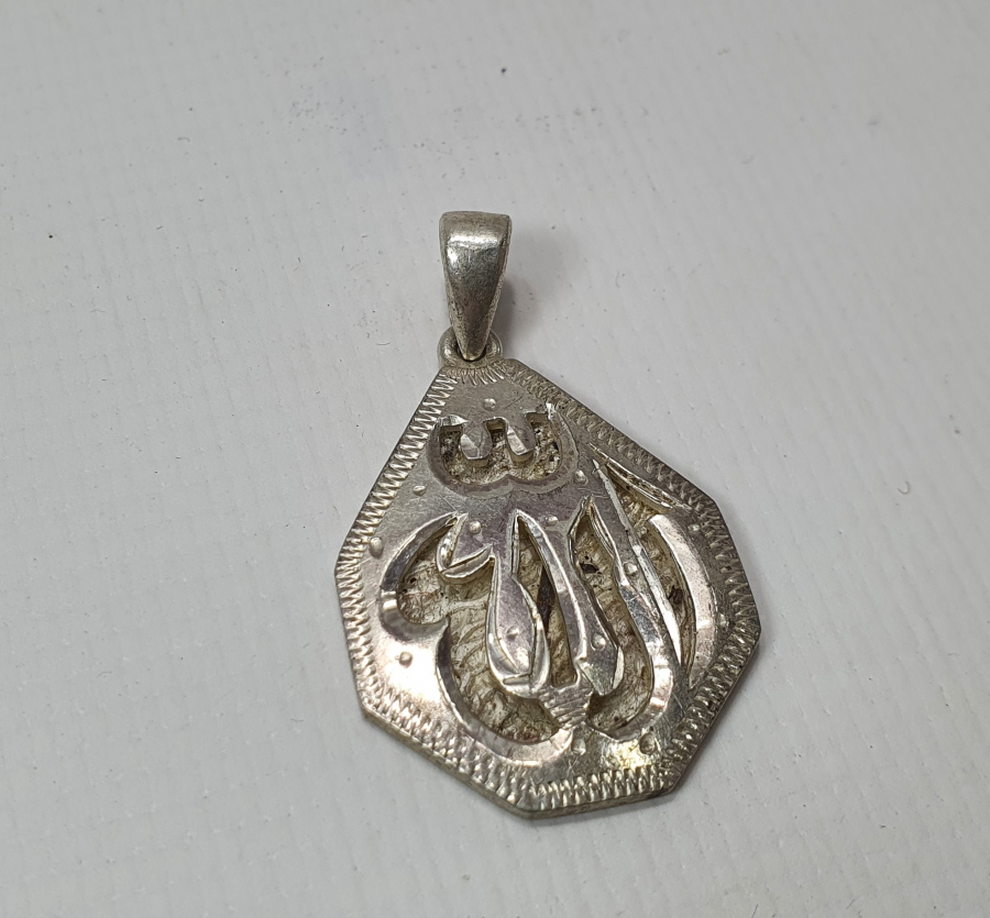 ÜZERİNDE ALLAH YAZILI GÜMÜŞ KOLYE UCU
