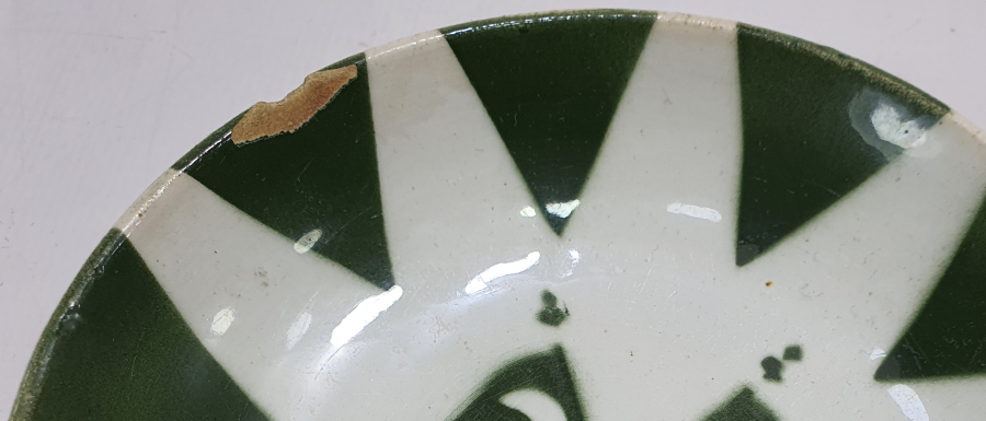 ÜZERİNDE MEŞRUTİYET SANCAĞI BULUNAN OSMANLI DÖNEMİ PORSELEN İFTARİYELİK