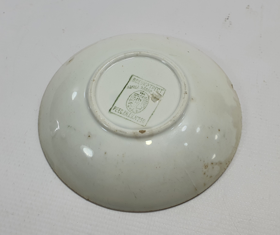 ÜZERİNDE MEŞRUTİYET SANCAĞI BULUNAN OSMANLI DÖNEMİ PORSELEN İFTARİYELİK