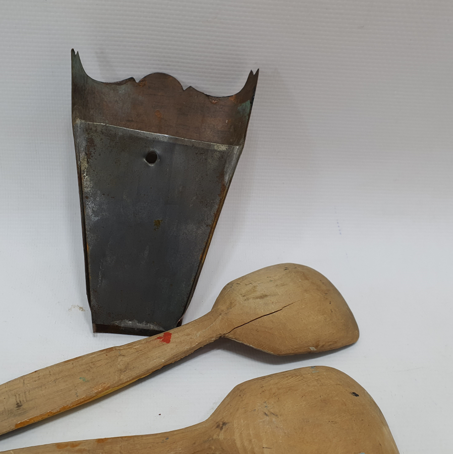 ÜZERİNDE OSMANLICA KONYA YADİGARI YAZILI 2 ADET KAŞIK VE KAŞIKLIK