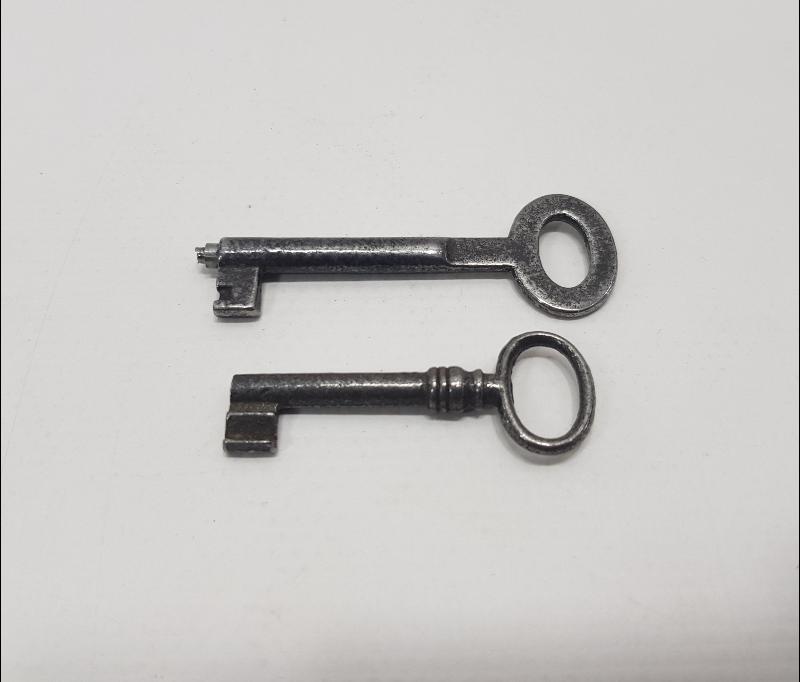 OSMANLI DÖNEMİ İKİ ADET DEMİR DÖVME ANAHTAR