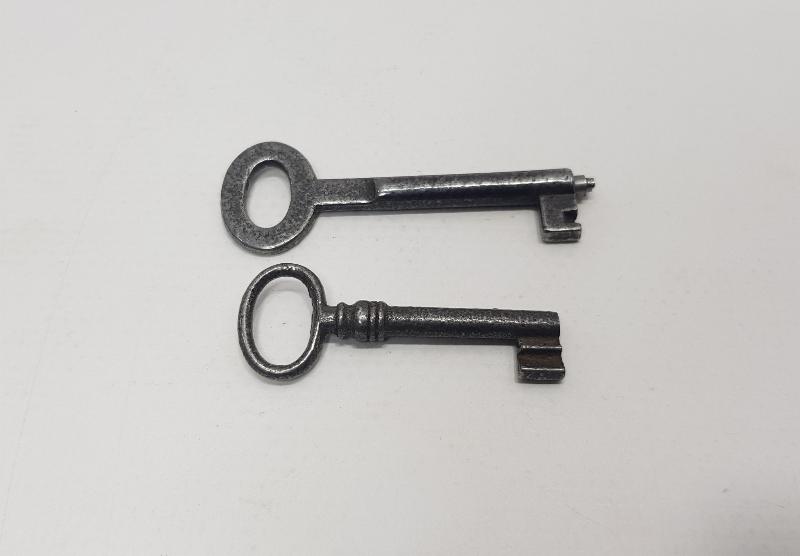 OSMANLI DÖNEMİ İKİ ADET DEMİR DÖVME ANAHTAR