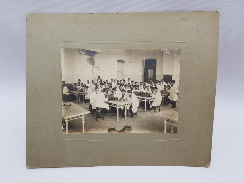 OSMANLI TIP TARİHİ: TIP ÖĞRENCİLERİ KADAVRALARI İNCELİYOR