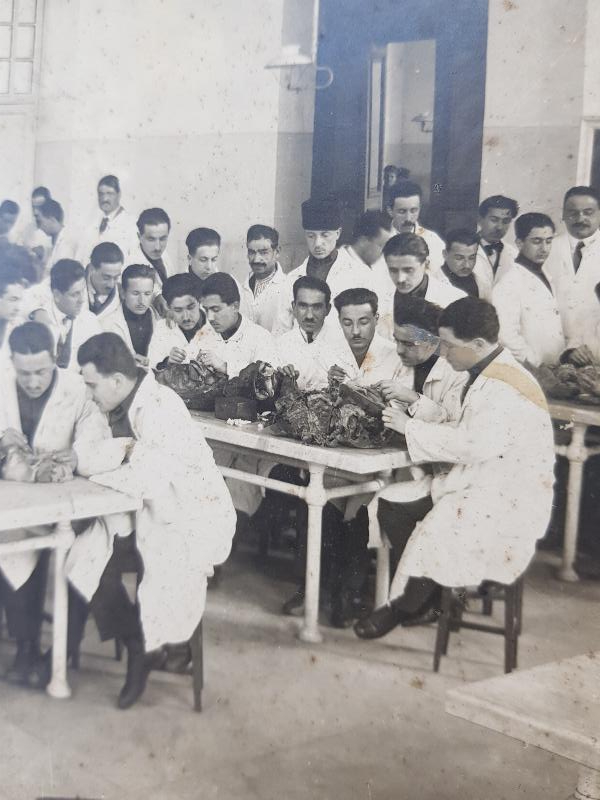 OSMANLI TIP TARİHİ: TIP ÖĞRENCİLERİ KADAVRALARI İNCELİYOR