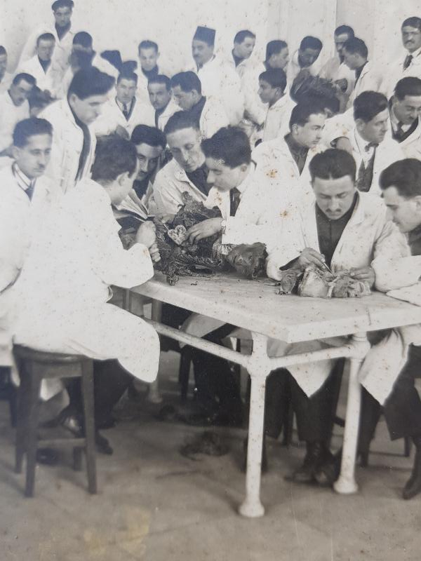 OSMANLI TIP TARİHİ: TIP ÖĞRENCİLERİ KADAVRALARI İNCELİYOR