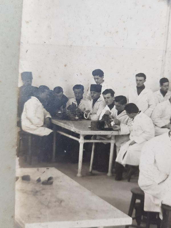 OSMANLI TIP TARİHİ: TIP ÖĞRENCİLERİ KADAVRALARI İNCELİYOR