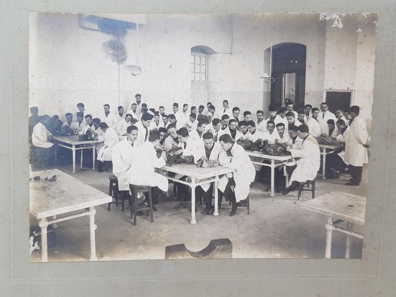 OSMANLI TIP TARİHİ: TIP ÖĞRENCİLERİ KADAVRALARI İNCELİYOR