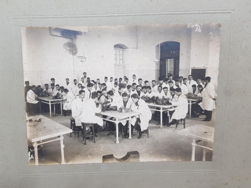 OSMANLI TIP TARİHİ: TIP ÖĞRENCİLERİ KADAVRALARI İNCELİYOR